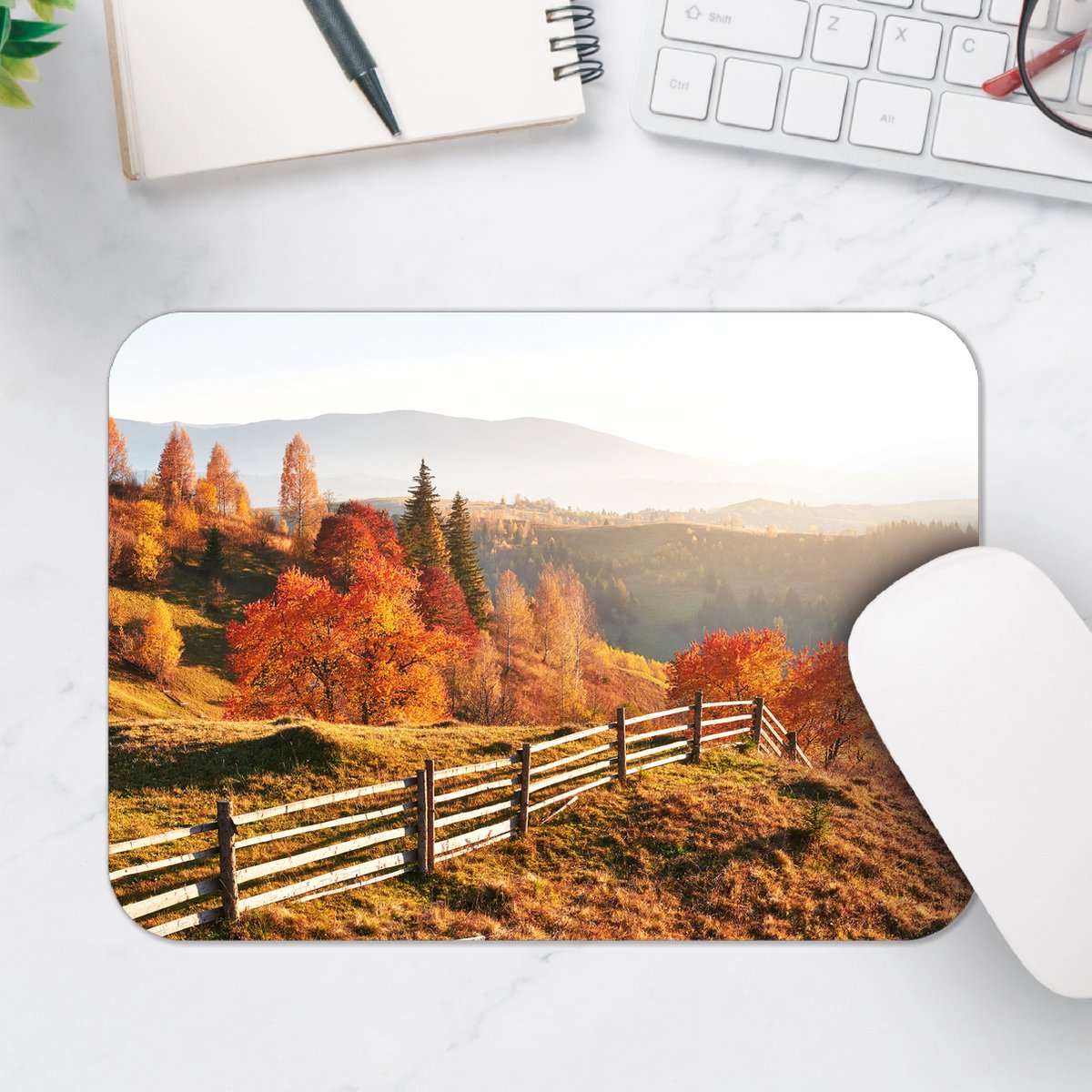 Muismat - Hek langs Herfstbomen in Berglandschap - 25x18 cm - 2 mm Dik - Muismat van Vinyl