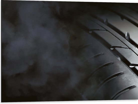 Dibond - Rook bij Zwarte Banden - 80x60 cm Foto op Aluminium (Wanddecoratie van metaal)