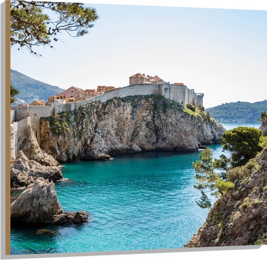 Hout - Rots in de Zee van Dubrovnik, Kroatië - 100x100 cm - 9 mm dik - Foto op Hout (Met Ophangsysteem)