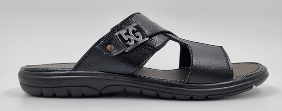 Zwarte slipper met gekruiste banden, gesp met '5G' en textuur op de banden.