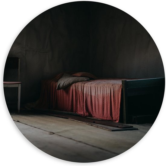 PVC Schuimplaat Muurcirkel - Bed met Rood Dekbedovertrek in Houten Kamer - 100x100 cm Foto op Muurcirkel (met ophangsysteem)