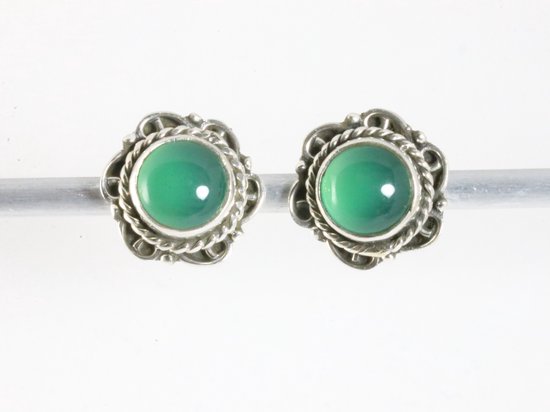 Fijne bewerkte zilveren oorstekers met groene onyx