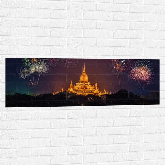 Muursticker - Vuurwerkpijlen boven Verlichte Tempel - 120x40 cm Foto op Muursticker