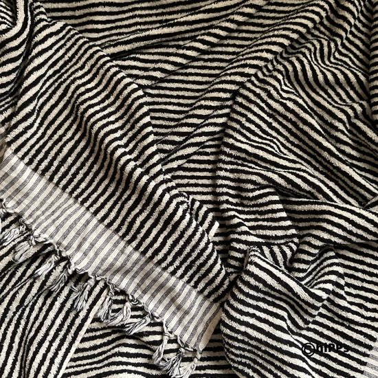 PomPom Fluffy Badhanddoek zwart | naturel Gestreepte Handdoek 45x90 cm