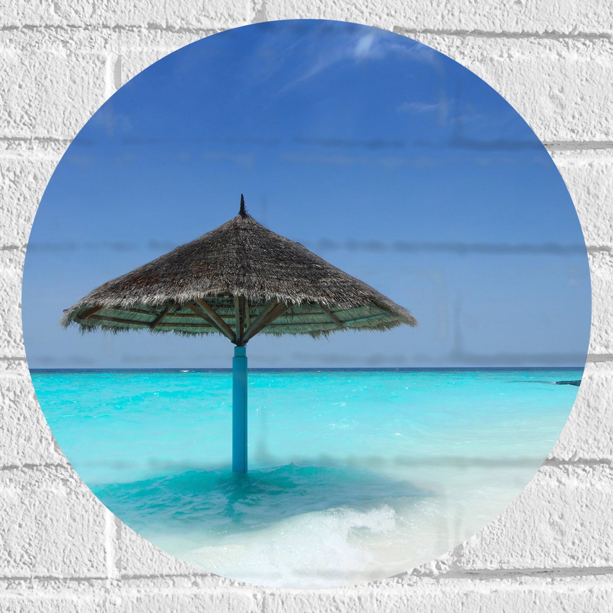 Muursticker Cirkel - Rieten Parasol op het Strand bij het Blauwe Water - 40x40 cm Foto op