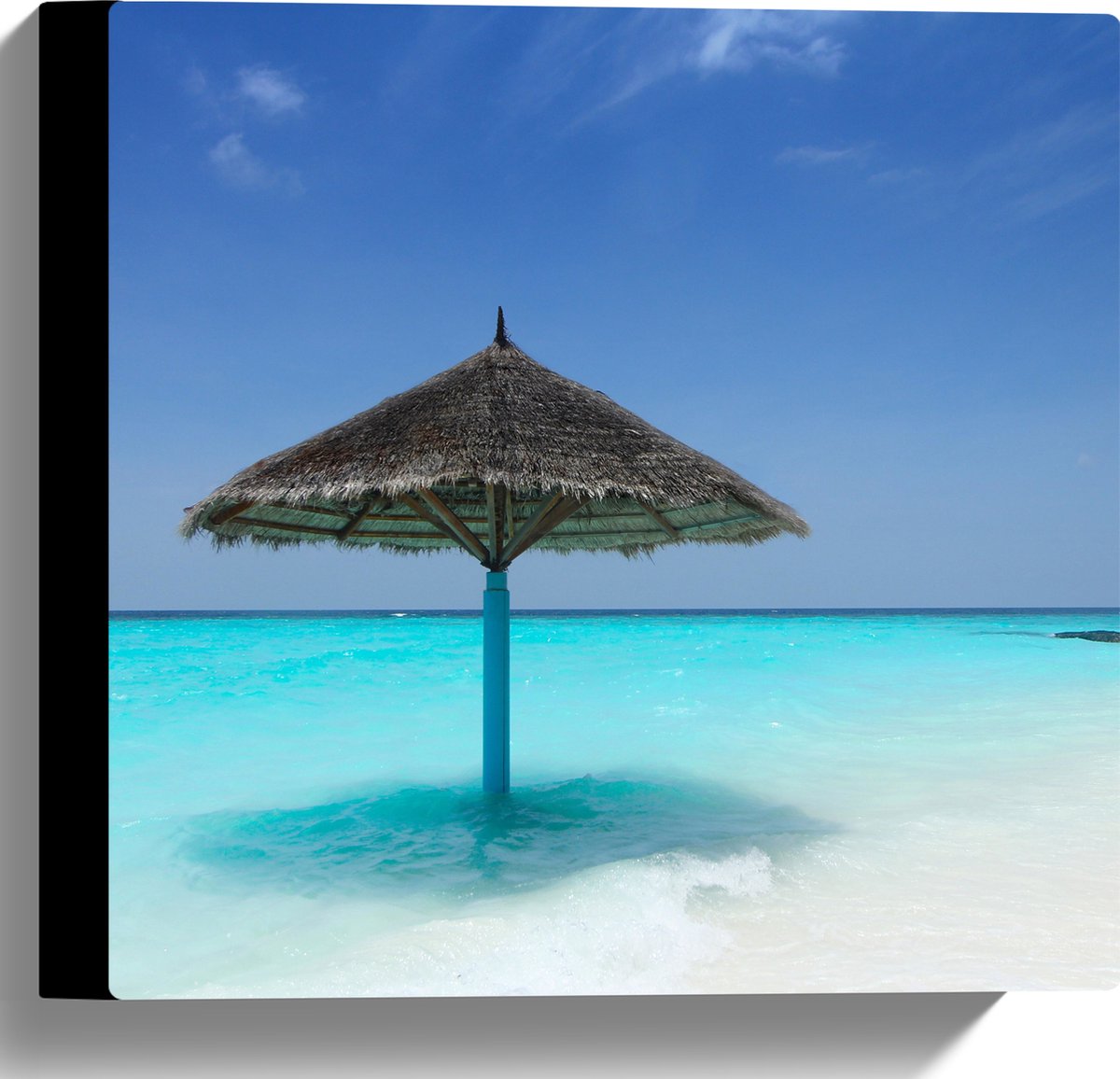 Canvas - Rieten Parasol op het Strand bij het Blauwe Water - 30x30 cm Foto op Canvas Schilderij (Wanddecoratie op Canvas)