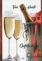 Van harte gefeliciteerd! Een bijzondere kaart voor een verjaardag of een huwelijk. De champagneglazen zijn al gevuld. Daarnaast staat de champagne met een cadeau erbij. Een dubbele wenskaart inclusief envelop en in folie verpakt.