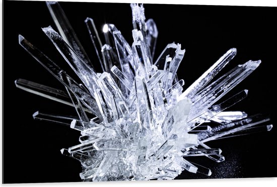 Dibond - Witte Kristal in Donkere Omgeving - 105x70 cm Foto op Aluminium (Wanddecoratie van metaal)