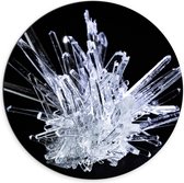 Dibond Muurcirkel - Witte Kristal in Donkere Omgeving - 70x70 cm Foto op Aluminium Muurcirkel (met ophangsysteem)