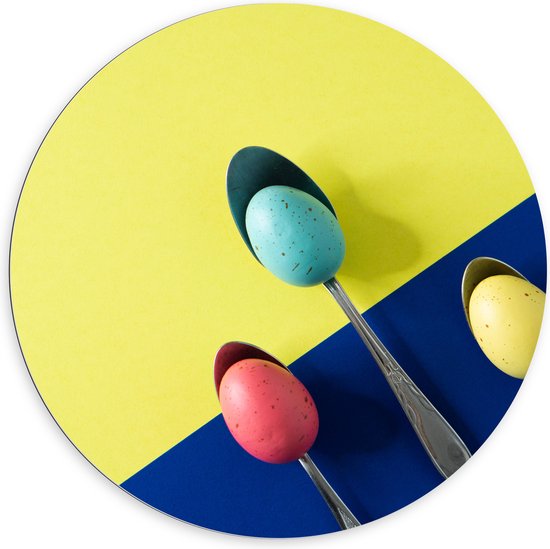 Dibond Muurcirkel - Gekleurde Eieren op Lepels op Blauwe en Gele Vakken - 100x100 cm Foto op Aluminium Muurcirkel (met ophangsysteem)