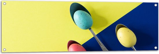 Tuinposter – Gekleurde Eieren op Lepels op Blauwe en Gele Vakken - 120x40 cm Foto op Tuinposter (wanddecoratie voor buiten en binnen)