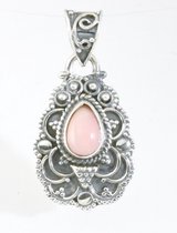 Traditionele bewerkte zilveren hanger met roze opaal