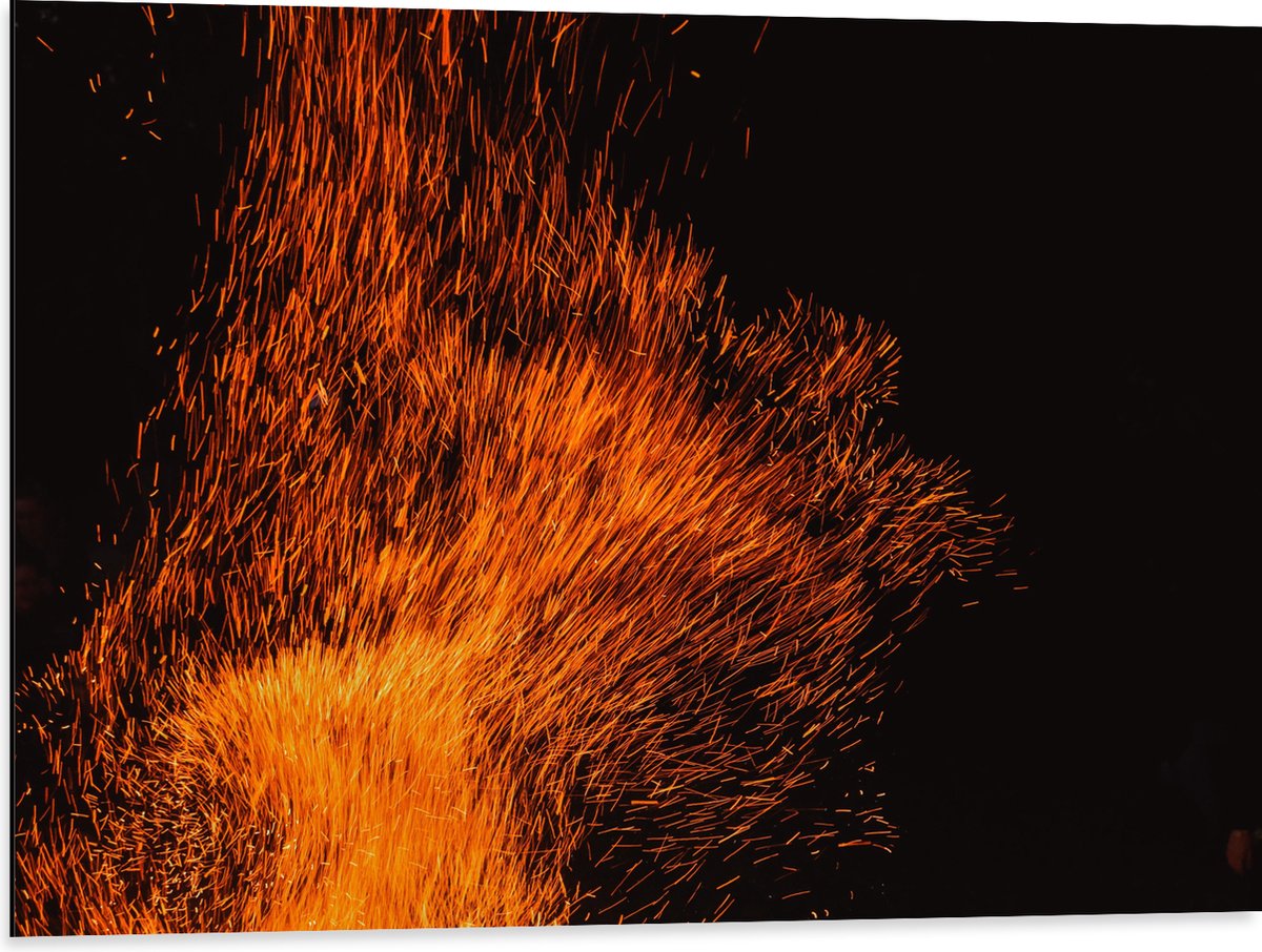 Dibond - Oranje Spetters van Vuurkorf - 80x60 cm Foto op Aluminium (Wanddecoratie van meta