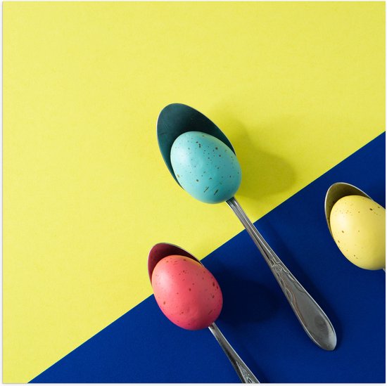 Poster Glanzend – Gekleurde Eieren op Lepels op Blauwe en Gele Vakken - 80x80 cm Foto op Posterpapier met Glanzende Afwerking