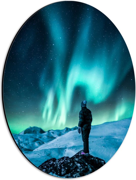 Dibond Ovaal - Man Kijkend naar het Noorderlicht in Sneeuw Landschap - 30x40 cm Foto op Ovaal (Met Ophangsysteem)