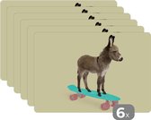 Placemat - Placemats kunststof - Ezel - Skateboard - Bruin - Dieren - Geel - 45x30 cm - 6 stuks - Hittebestendig - Anti-Slip - Onderlegger - Afneembaar