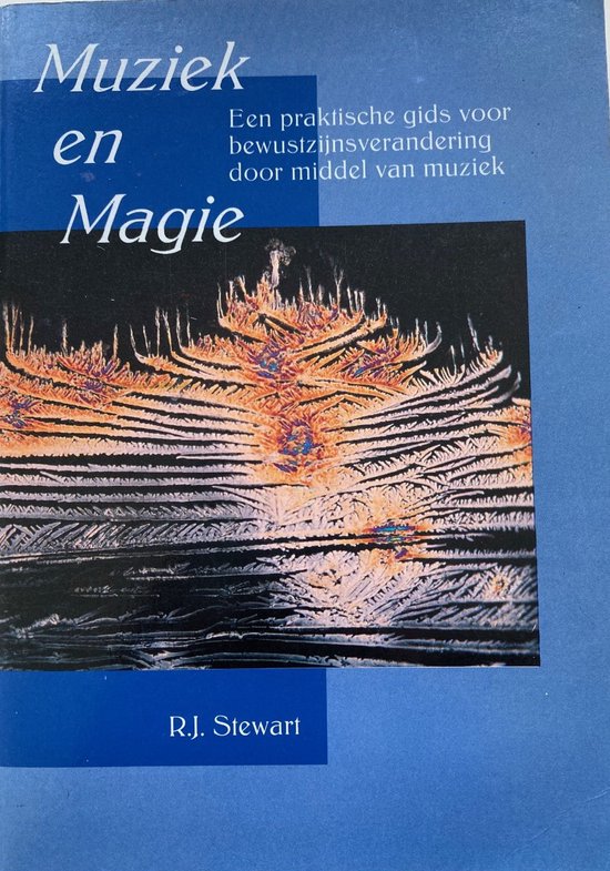 Boek Muziek en Magie met een abstracte afbeelding van gouden, oranje en blauwe structuren op een zwarte achtergrond.