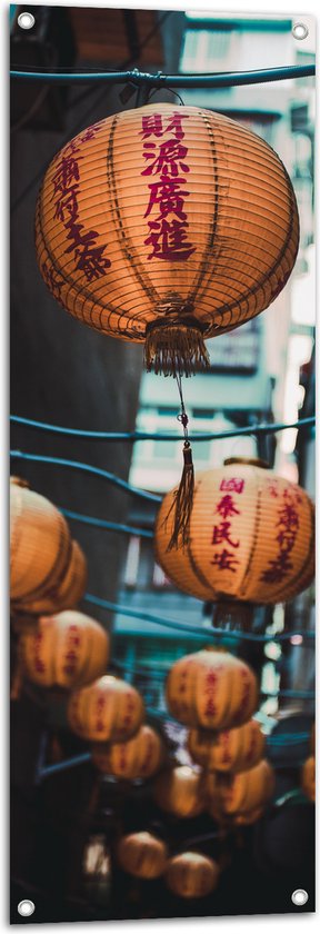 Tuinposter – Chineze Lampionnen in Smalle Winkelstraat - 40x120 cm Foto op Tuinposter (wanddecoratie voor buiten en binnen)