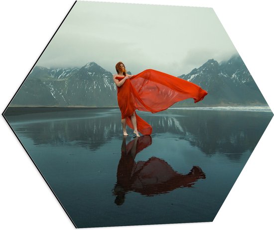 Dibond Hexagon - Vrouw in Sierlijk Rode Jurk Dansend op het IJs in Berglandschap - 80x69.6 cm Foto op Hexagon (Met Ophangsysteem)