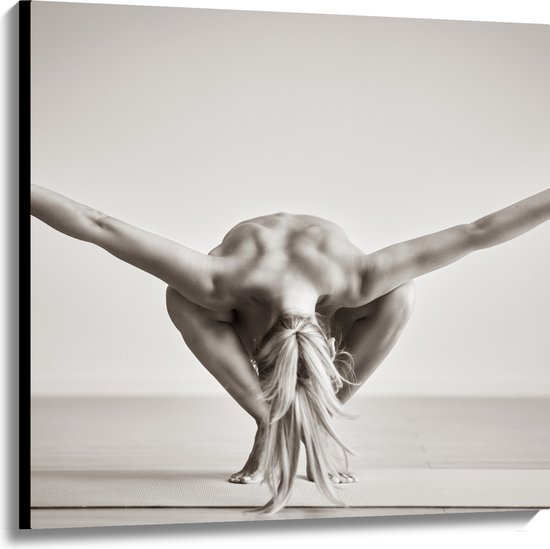 Canvas - Vrouw met Gespreide Armen Yogapositie (Zwart- wit) - 100x100 cm Foto op Canvas Schilderij (Wanddecoratie op Canvas)