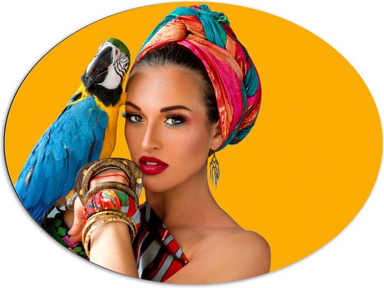 Dibond Ovaal - Vrouw met Papegaai Gekleed in Kleurrijke Kleding en Make up - 96x72 cm Foto op Ovaal (Met Ophangsysteem)