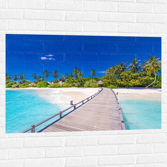 Muursticker - Vlonder over het Strand van de Maledieven - 105x70 cm Foto op Muursticker