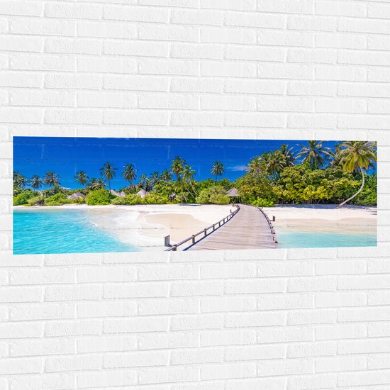 Muursticker - Vlonder over het Strand van de Maledieven - 150x50 cm Foto op Muursticker