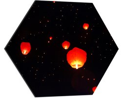 Dibond Hexagon - Brandende Lampionnen Vliegend naar Sterrenhemel - 60x52.2 cm Foto op Hexagon (Met Ophangsysteem)