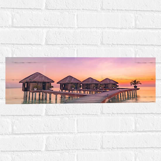 Muursticker - Vlonder naar Beach Resorts in Zee tijdens Zonsondergang - 60x20 cm Foto op Muursticker