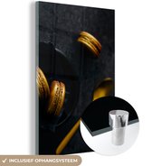 Glasschilderij - Macarons - Lepel - Goud - Zwart - Stilleven - 60x90 cm - Foto op glas - Muurdecoratie zwart goud