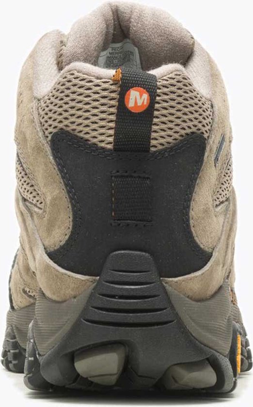 Achterkant van een bruine Merrell wandelschoen met zwarte hielkap.