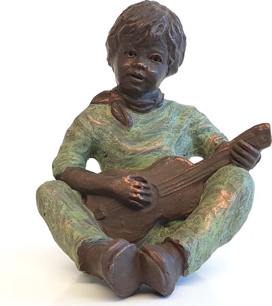 Geert Kunen / Skulptuur / Beeld / Jongen met gitaar - Groen / bruin / goud - 19 x 18 x 23 cm hoog.