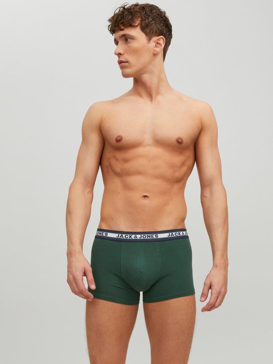 Model in donkergroene boxer met groene en witte 'JACK & JONES' tailleband.