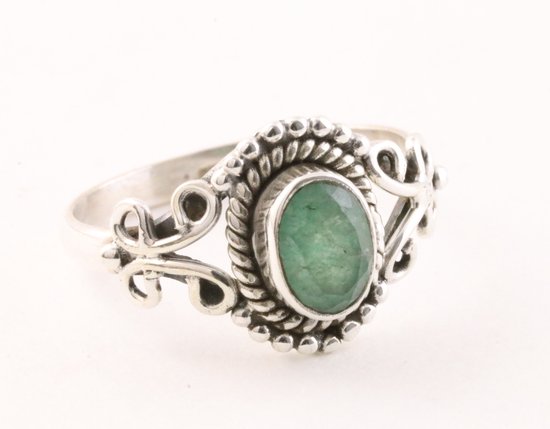 Fijne bewerkte zilveren ring met smaragd - maat 18