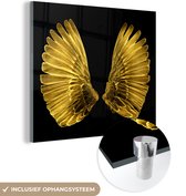 MuchoWow® Glasschilderij 90x90 cm - Schilderij acrylglas - Gouden vleugels op een zwarte achtergrond - Foto op glas - Schilderijen