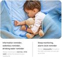 Een slapende baby met teddybeer, draagt een paarse smartwatch.