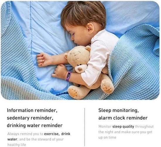 Een slapende baby met teddybeer, draagt een paarse smartwatch.