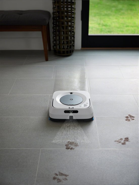 Witte robotdweilrobot op grijze tegels, spuit water en reinigt moddersporen.