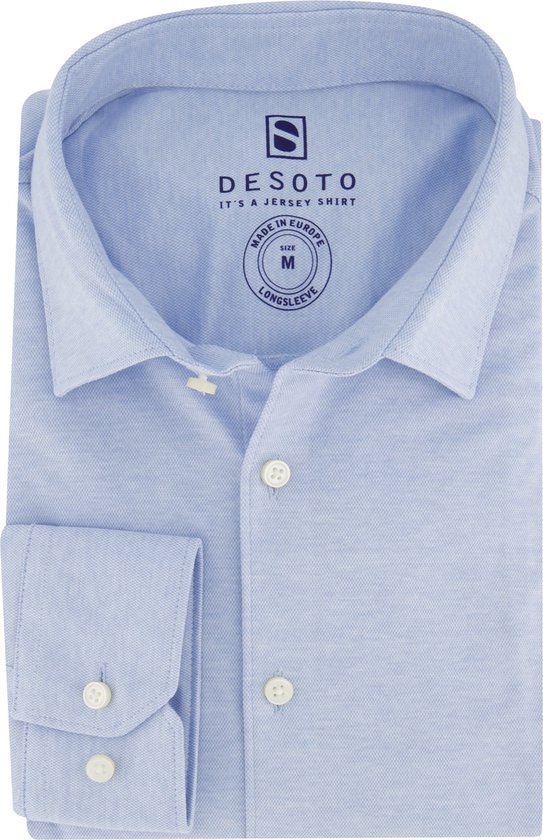 Détail du col et des boutons d'une chemise Desoto en jersey bleu clair