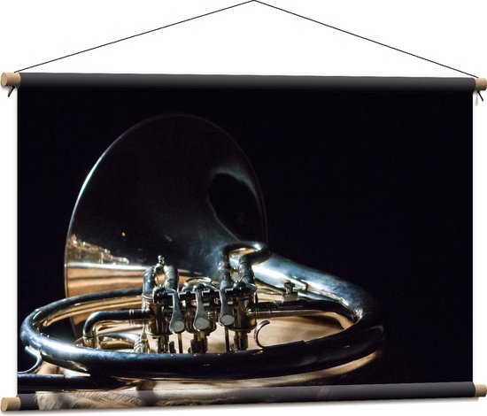Textielposter - Liggend Gouden Blaasinstrument tegen Zwarte Achtergrond - 90x60 cm Foto op Textiel