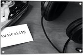 Tuinposter – Koptelefoon met Aantekening ''Music = Life'' (Zwart- wit) - 75x50 cm Foto op Tuinposter (wanddecoratie voor buiten en binnen)
