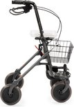 Grijze rollator met mandje en dienblad, op witte achtergrond, zijaanzicht.