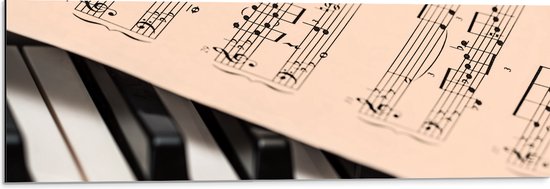 Dibond - Notenblad op Toetsen van Piano - 90x30 cm Foto op Aluminium (Met Ophangsysteem)