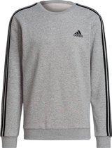 Adidas essentials fleece 3-stripes crew sweater in de kleur grijs.