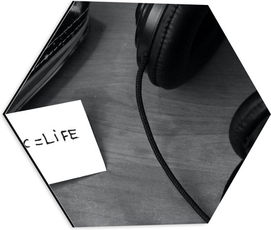 Dibond Hexagon - Koptelefoon met Aantekening ''Music = Life'' (Zwart- wit) - 40x34.8 cm Foto op Hexagon (Met Ophangsysteem)