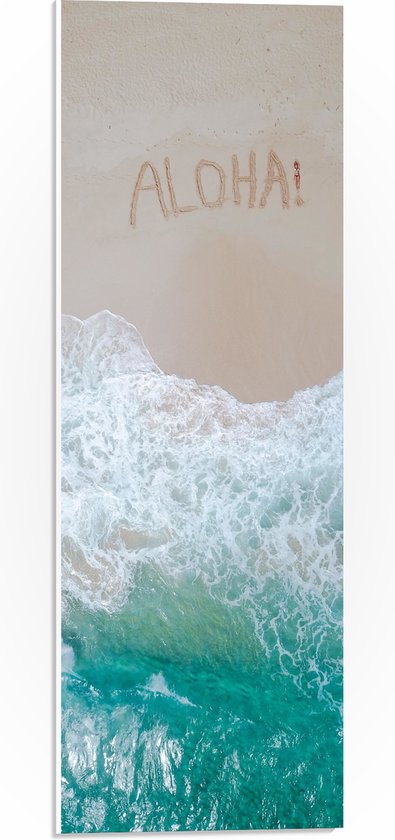 WallClassics - PVC Schuimplaat - Aanstromende Golven bij Strand met Tekst ''Aloha!'' - 20x60 cm Foto op PVC Schuimplaat (Met Ophangsysteem)