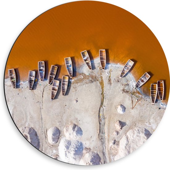 WallClassics - Dibond Muurcirkel - Bovenaanzicht van Oude Houten Vissersboten aan Oranje Getinte Zee - 50x50 cm Foto op Aluminium Muurcirkel (met ophangsysteem)