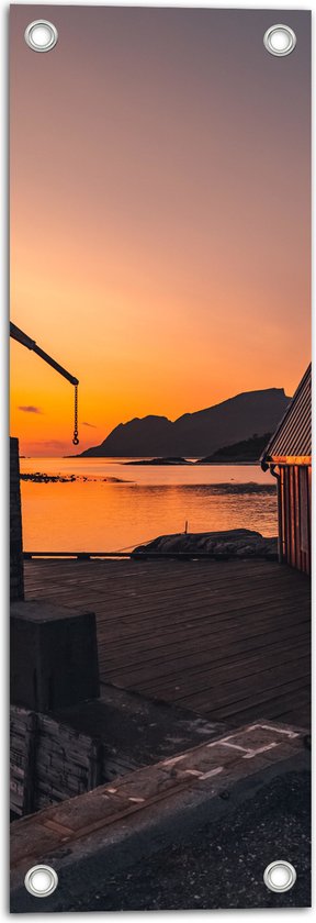 Tuinposter – Rode Schuur aan Zee meet Uitzicht op Bergen en de Zonsondergang - 20x60 cm Foto op Tuinposter (wanddecoratie voor buiten en binnen)