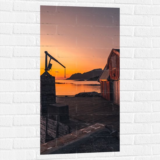 Muursticker - Rode Schuur aan Zee meet Uitzicht op Bergen en de Zonsondergang - 50x100 cm Foto op Muursticker
