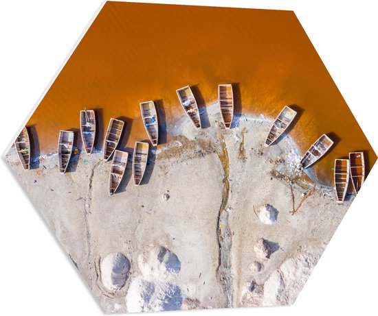 WallClassics - PVC Schuimplaat Hexagon - Bovenaanzicht van Oude Houten Vissersboten aan Oranje Getinte Zee - 80x69.6 cm Foto op Hexagon (Met Ophangsysteem)
